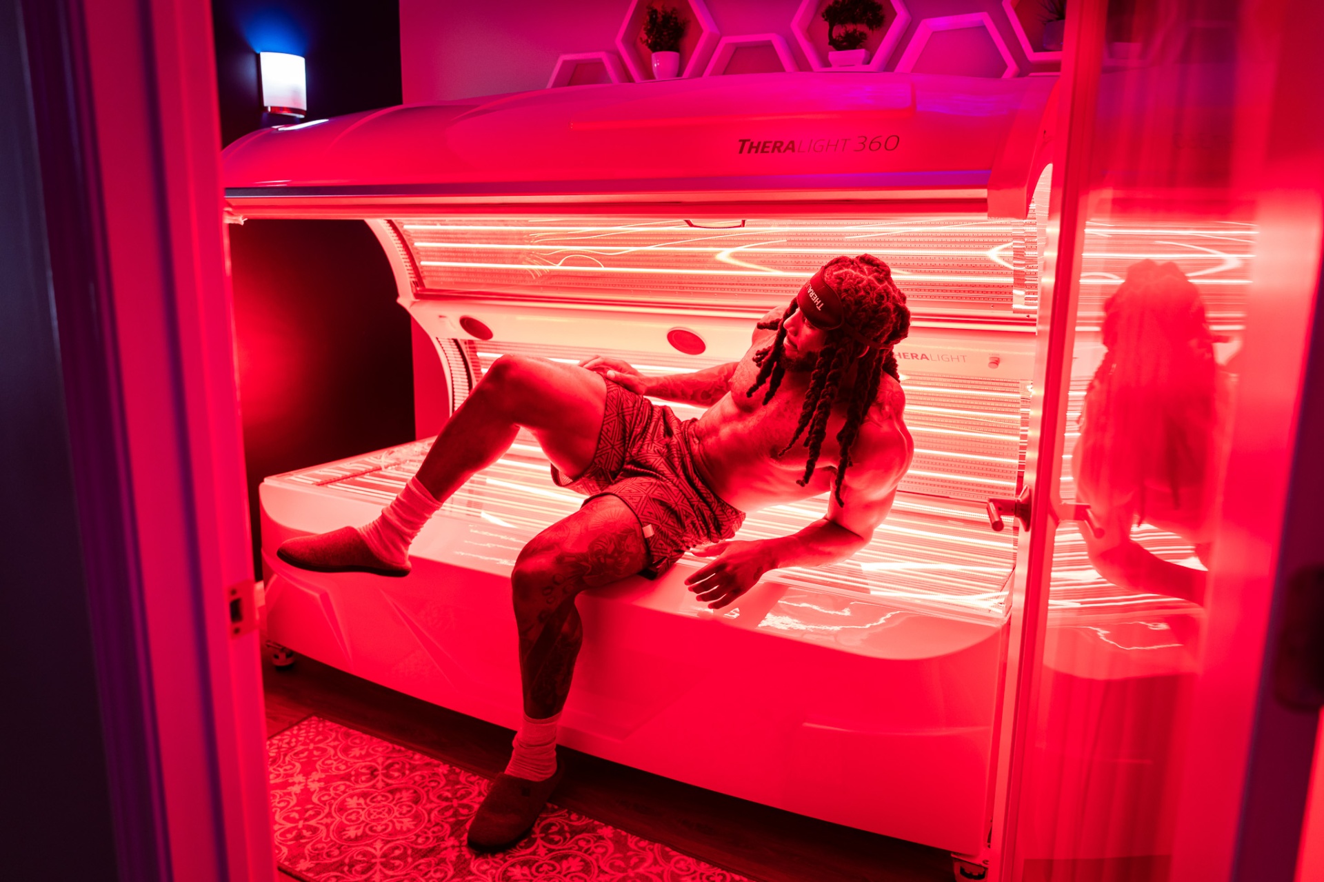 Inside an iCRYO Marietta red light therapy room